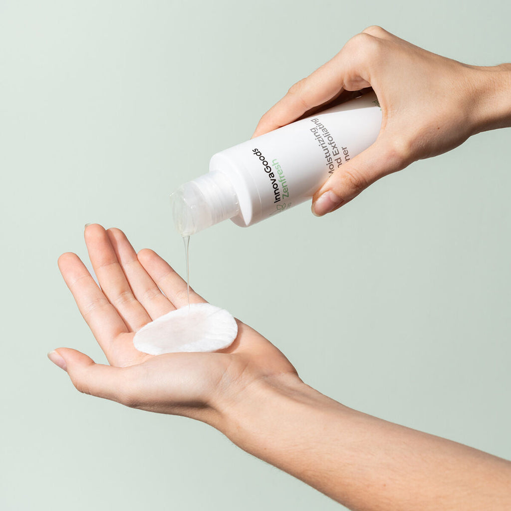 Feuchtigkeitsspendendes gesichtswasser mit peeling-effekt