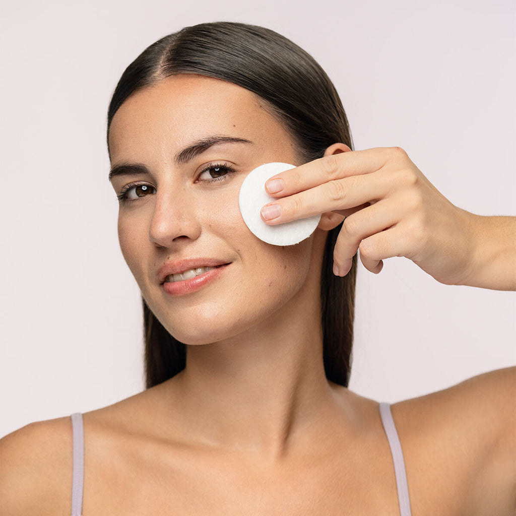 Feuchtigkeitsspendendes gesichtswasser mit peeling-effekt