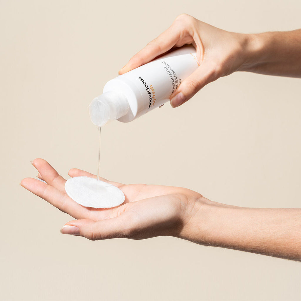 Feuchtigkeitsspendendes gesichtswasser mit peeling-effekt